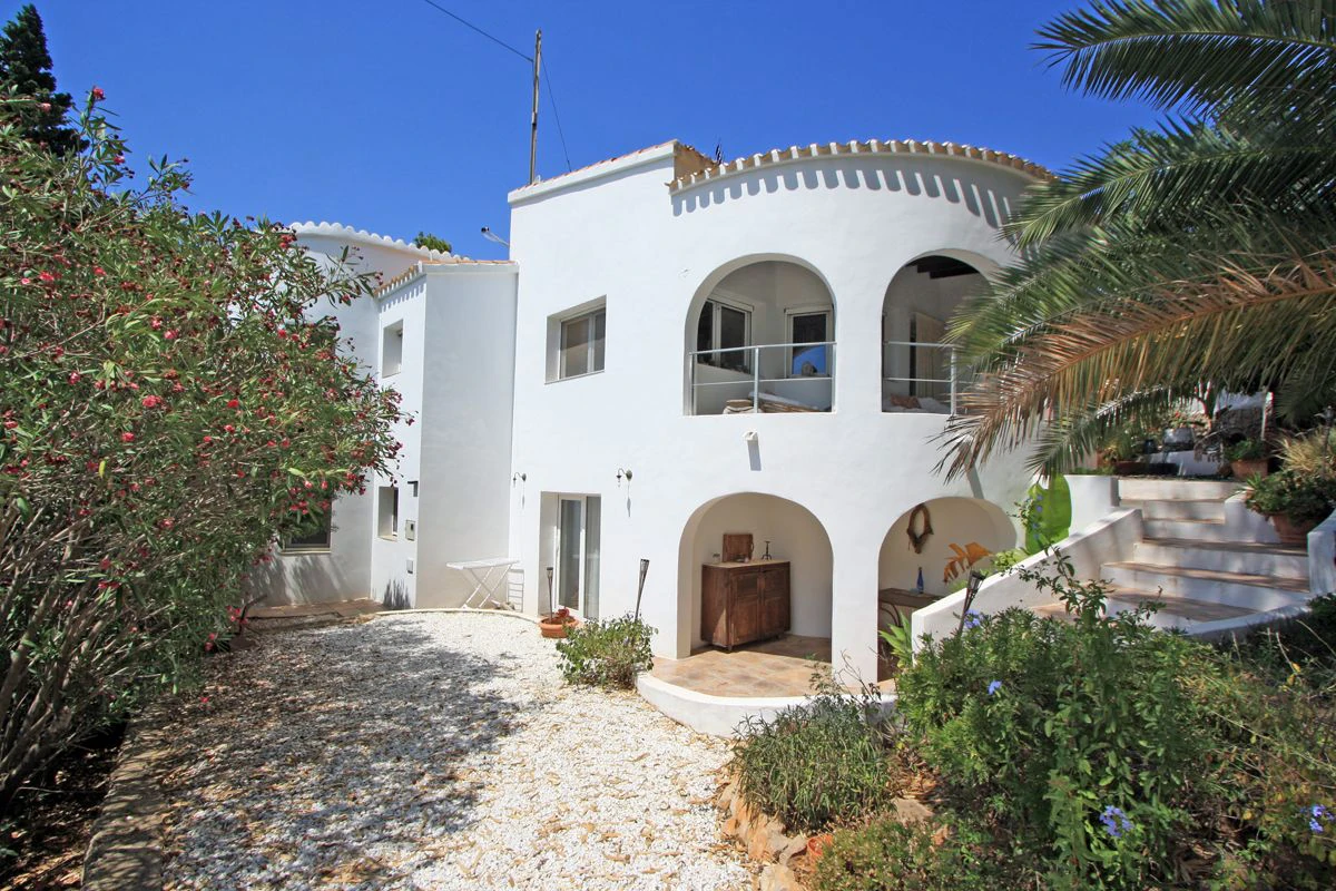 VILLA WITH OPEN VIEWS IN DÉNIA