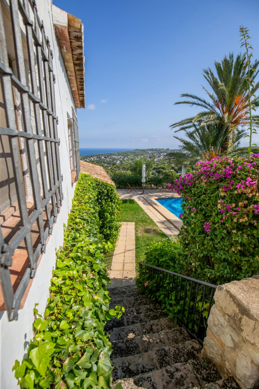 Villa with spectacular sea views in the 'El Tosalet' urbanization in Jávea.