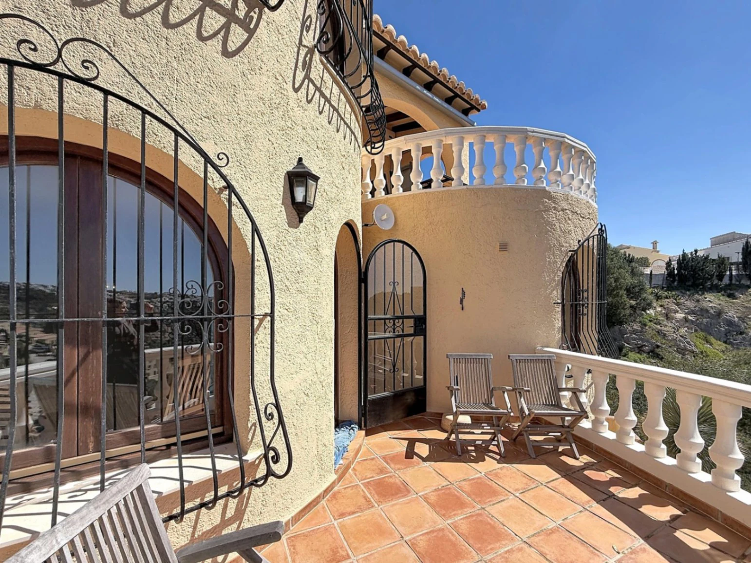 Cumbre del Sol villa with spectacular views of the sea and cliffs.