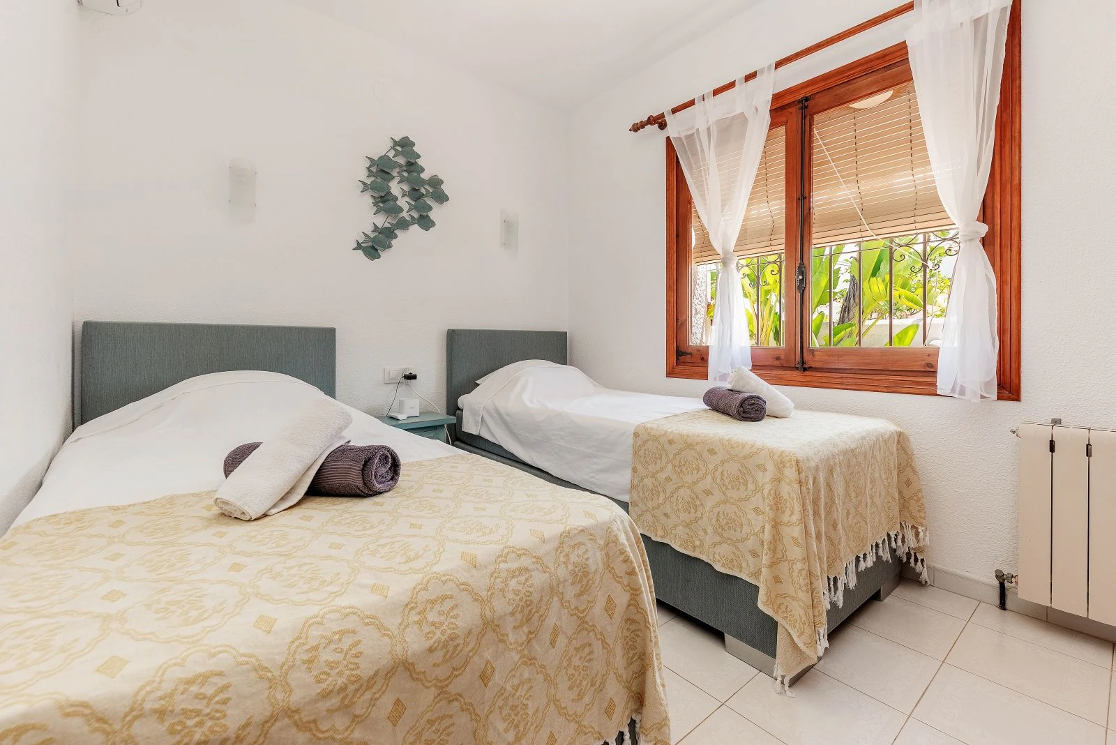 Spacious villa with 7 bedrooms, a step away from the center of Moraira.