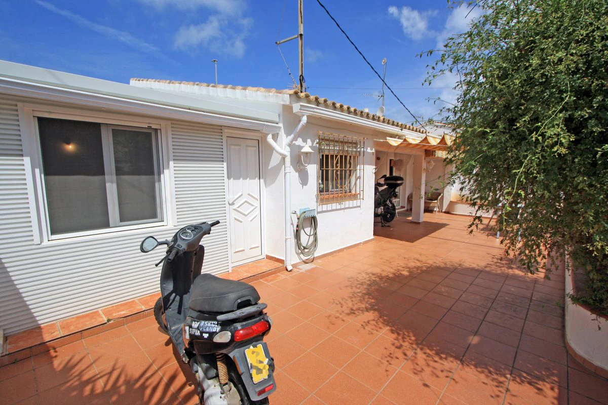 TOWNHOUSE - BUNGALOW WITH OWN PLOT 350 M FROM THE BEACH IN DÉNIA