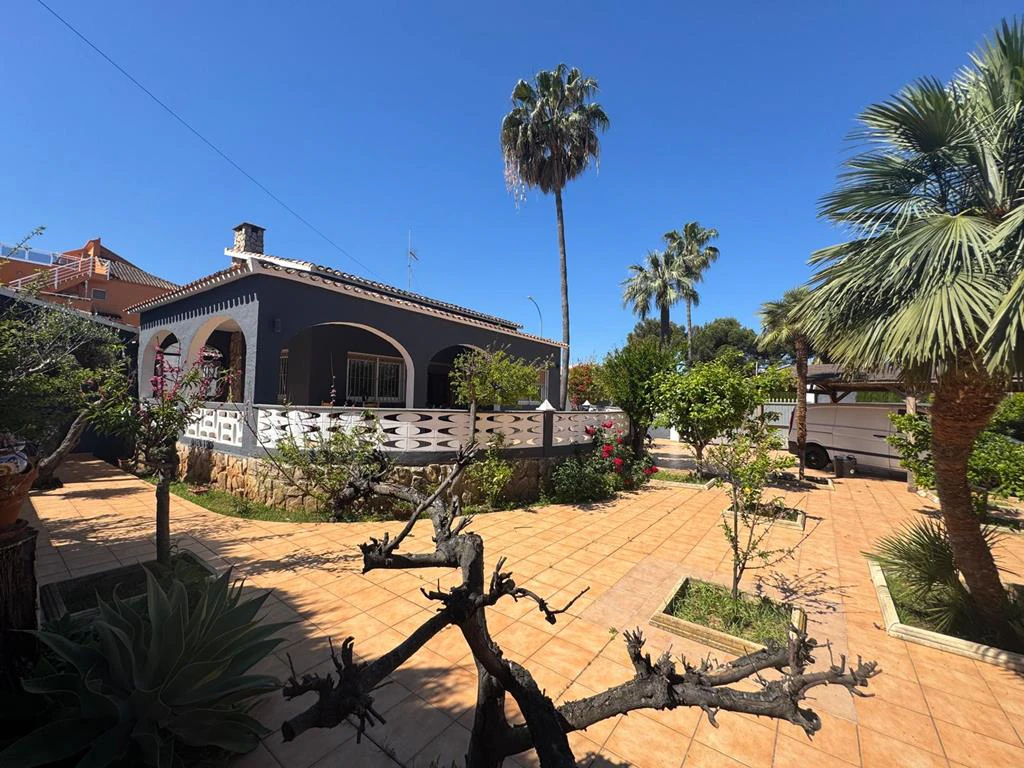 Independent chalet with large plot and private pool in Las Marinas - Dénia