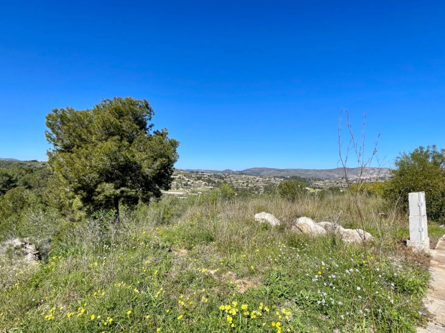 Espectacular Parcela Urbana con Vistas Panorámicas y Gran Terreno Adyacente