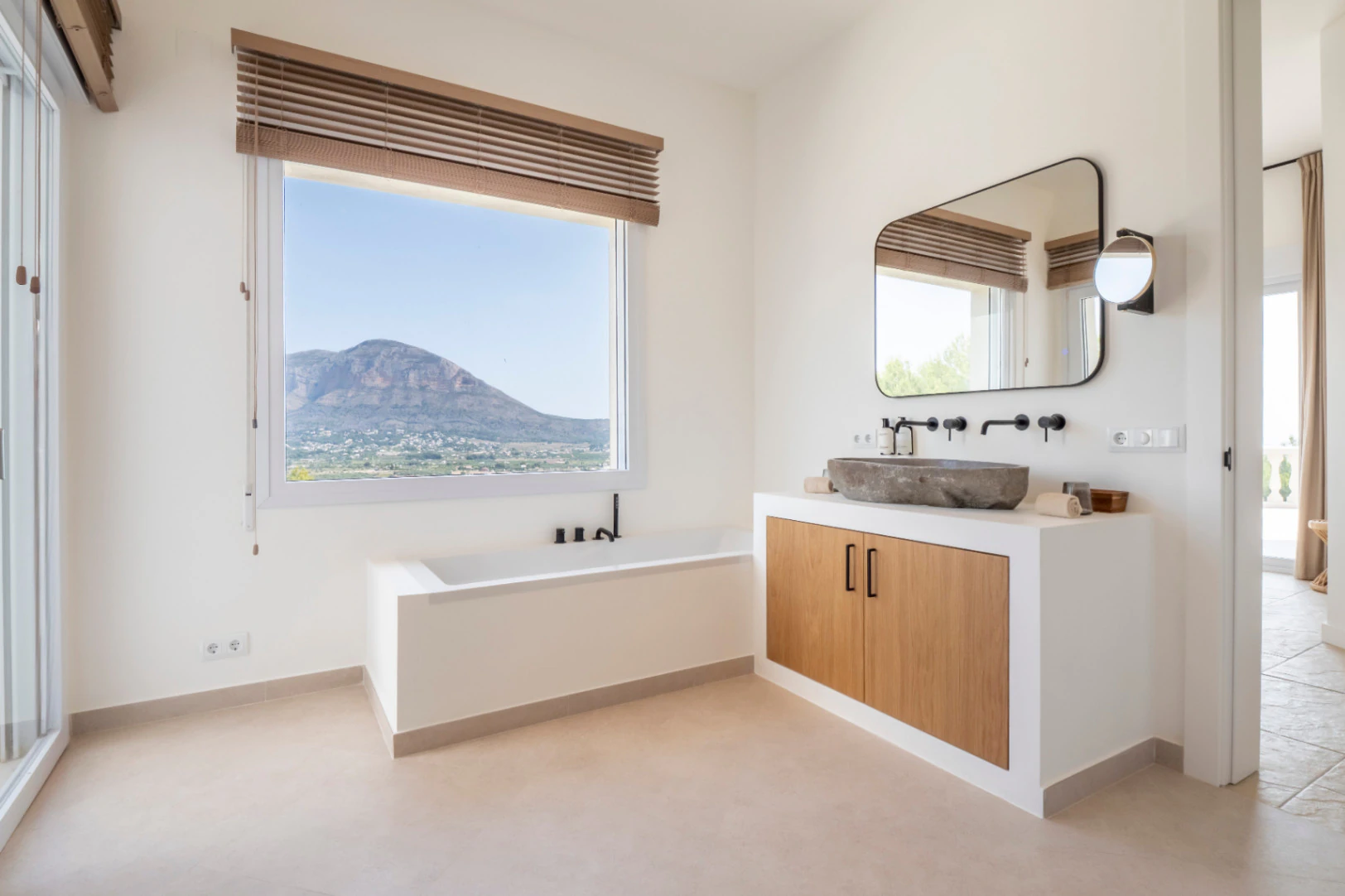 Recently renovated villa with stunning panoramic views of Jávea.
