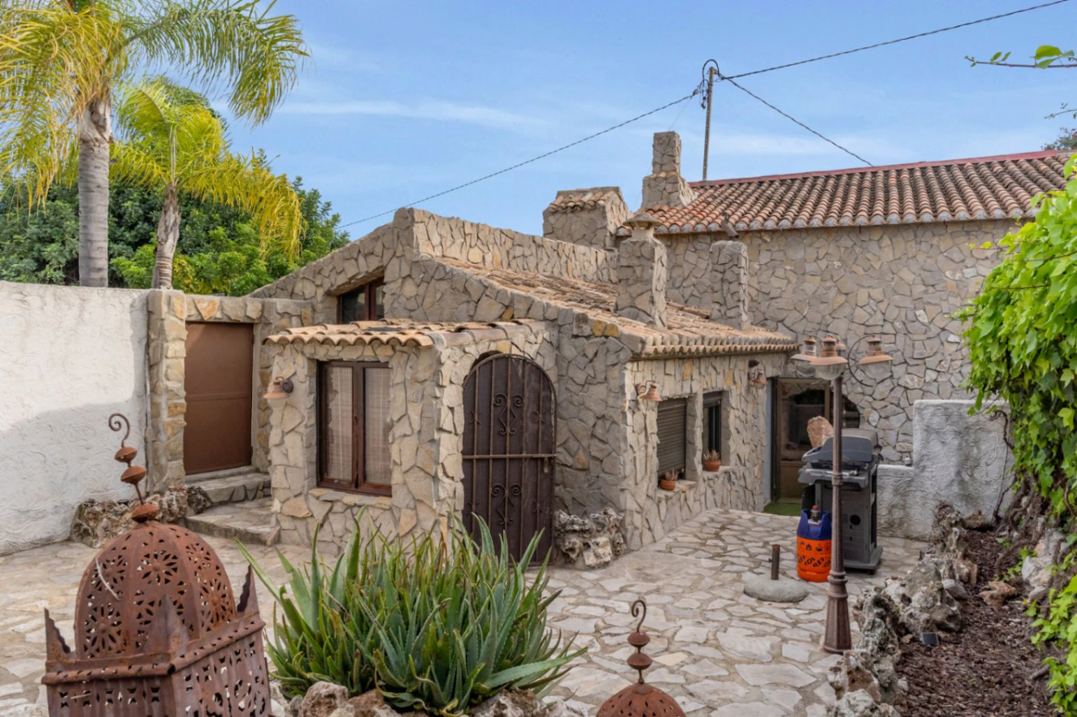 Villa avec appartement d'invités, entièrement rénovée et proche du centre historique de Jávea.