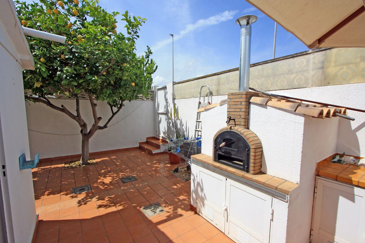 TOWNHOUSE - BUNGALOW WITH OWN PLOT 350 M FROM THE BEACH IN DÉNIA