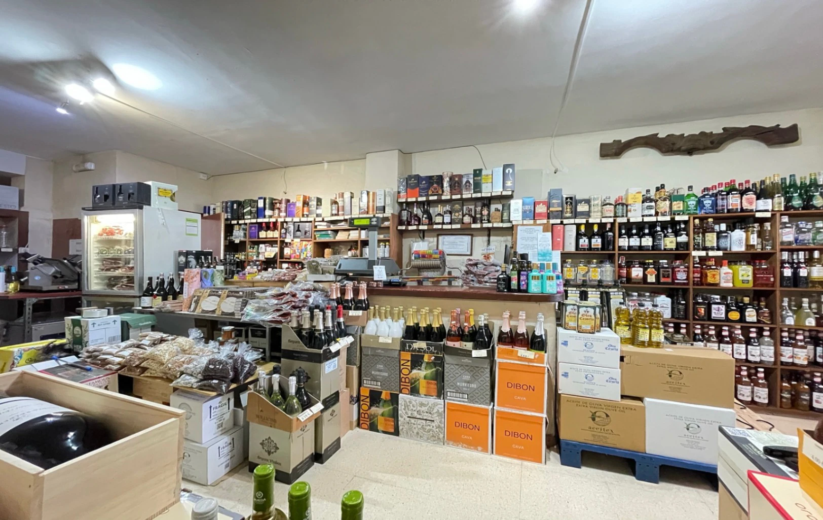 LOCAL COMERCIAL EN MORAIRA CON LICENCIAS DE VENTA DE ALIMENTACION Y BEBIDAS ALCOHÓLICAS
