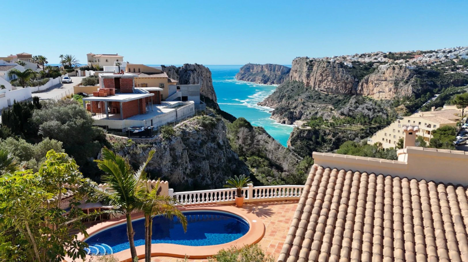 Cumbre del Sol villa with spectacular views of the sea and cliffs.