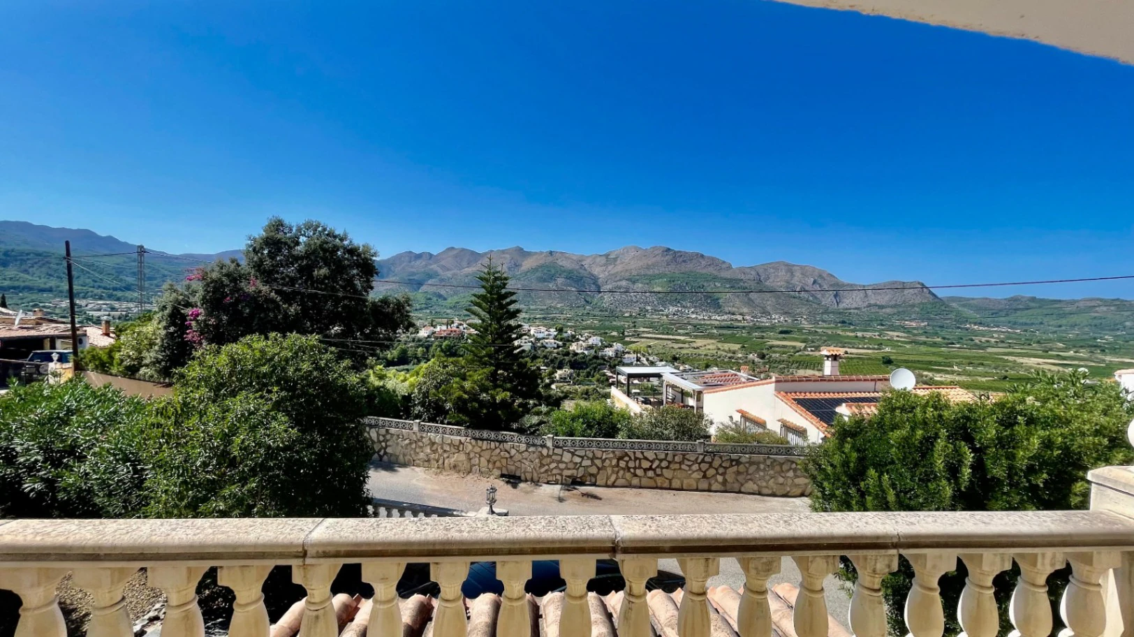 Villa for sale in Orba: Panoramic views, separate guest apartment