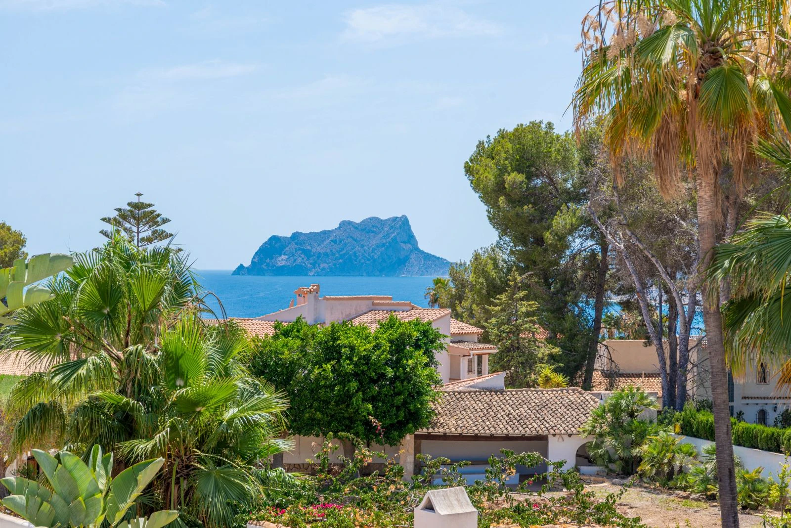 Spacious villa with 7 bedrooms, a step away from the center of Moraira.