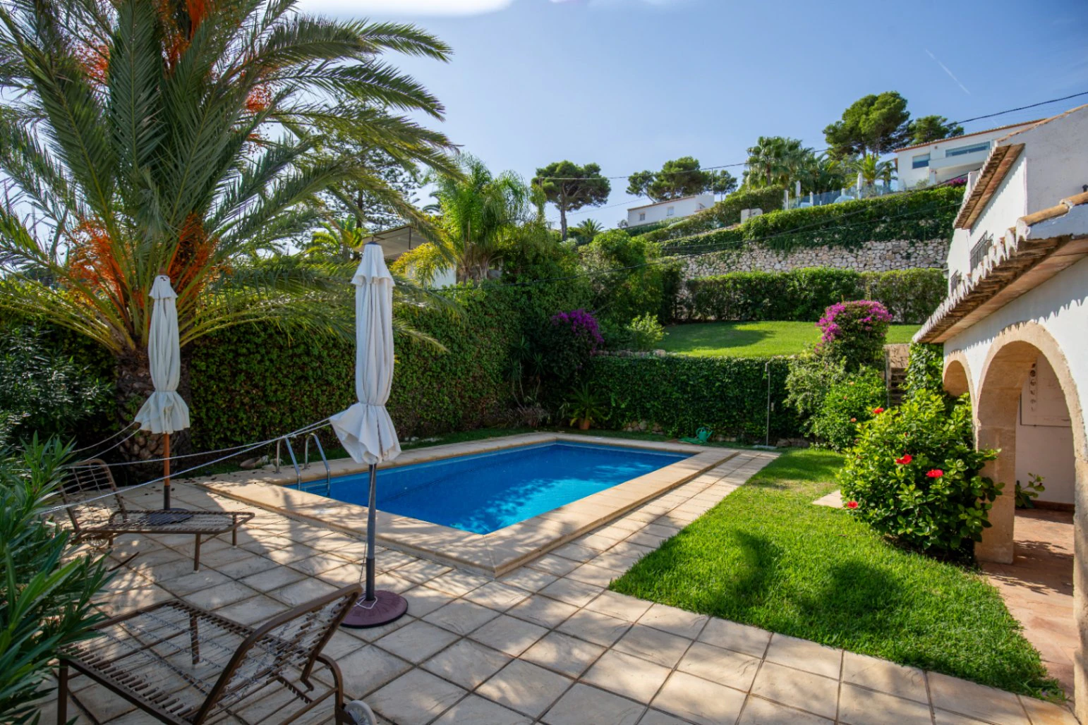 Villa with spectacular sea views in the 'El Tosalet' urbanization in Jávea.