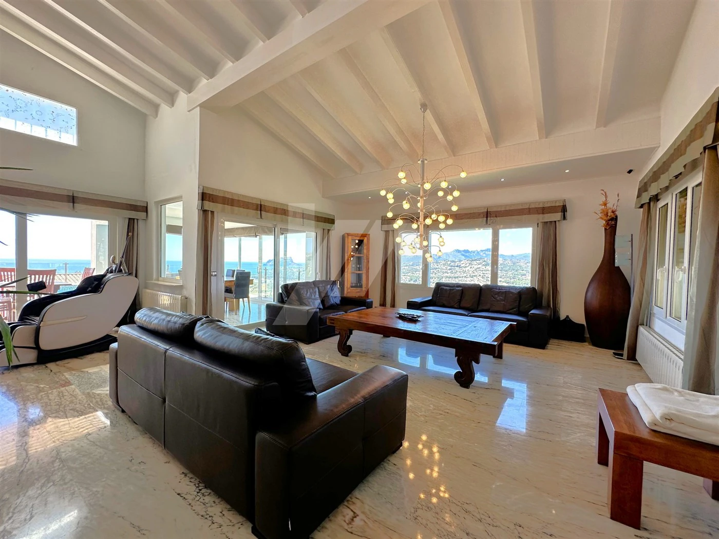 Uitzonderlijke villa te koop met uitzicht op zee in Moraira.