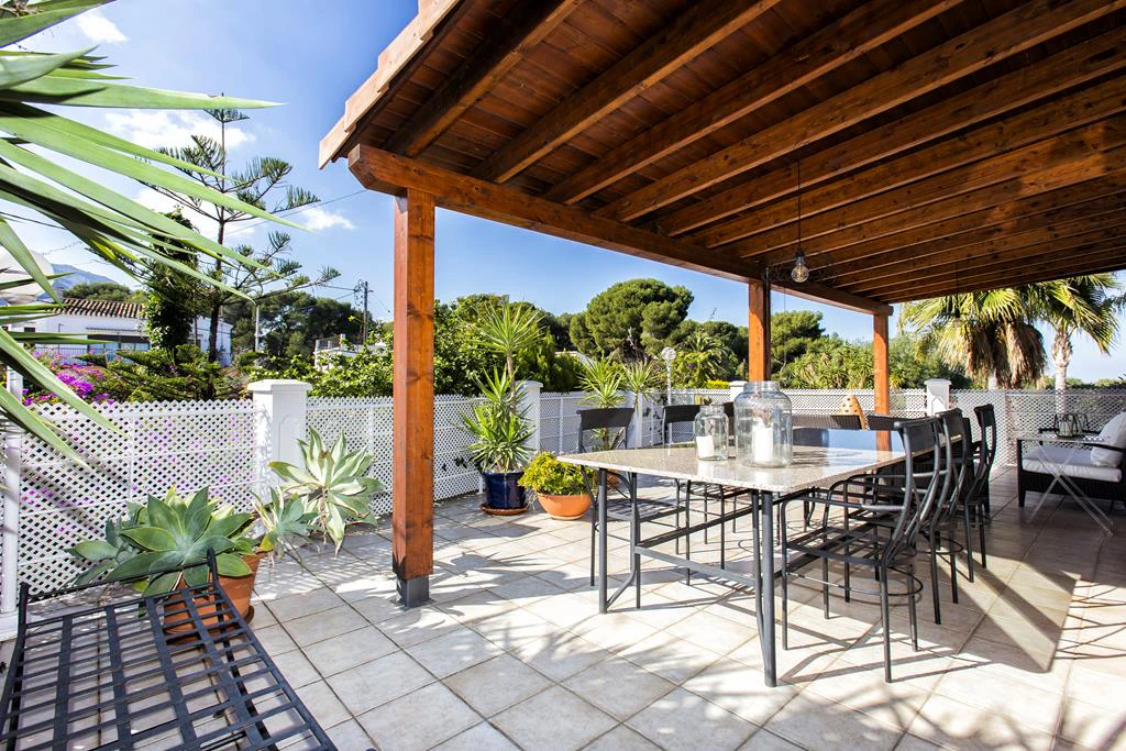 Villa with 2950 m² plot just 700 m from Marineta Cassiana, Dénia