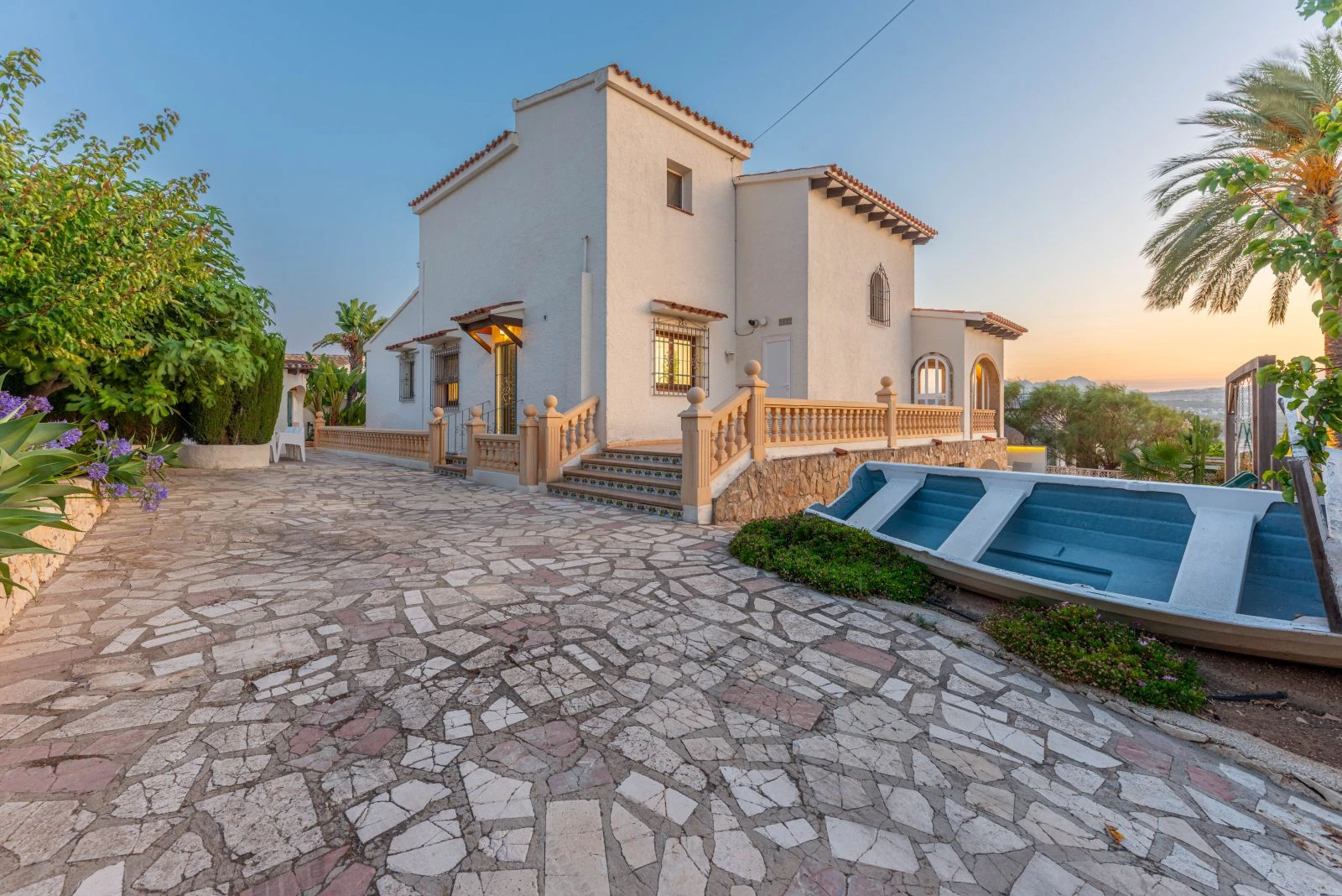 Spacious villa with 7 bedrooms, a step away from the center of Moraira.