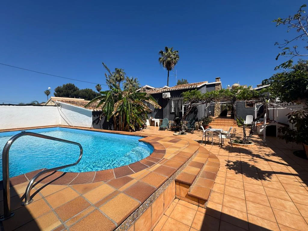 Independent chalet with large plot and private pool in Las Marinas - Dénia