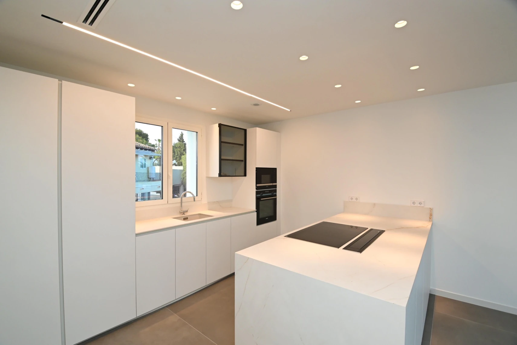 Luxe villa met zeezicht te koop in Moraira