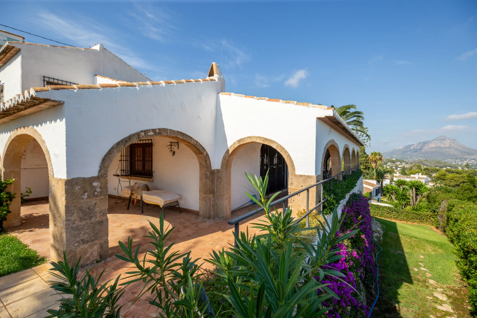 Villa with spectacular sea views in the 'El Tosalet' urbanization in Jávea.