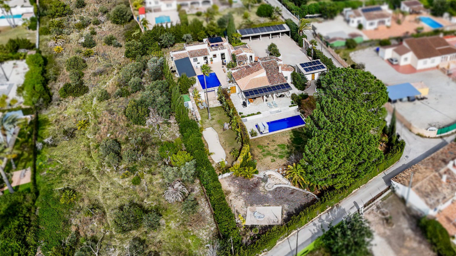 Renovated villa in the Montgo area with a separate guest house.