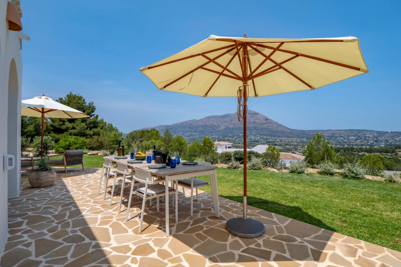 Recently renovated villa with stunning panoramic views of Jávea.