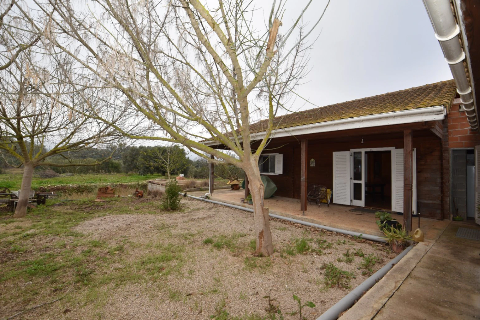 Maison sur un grand terrain urbain