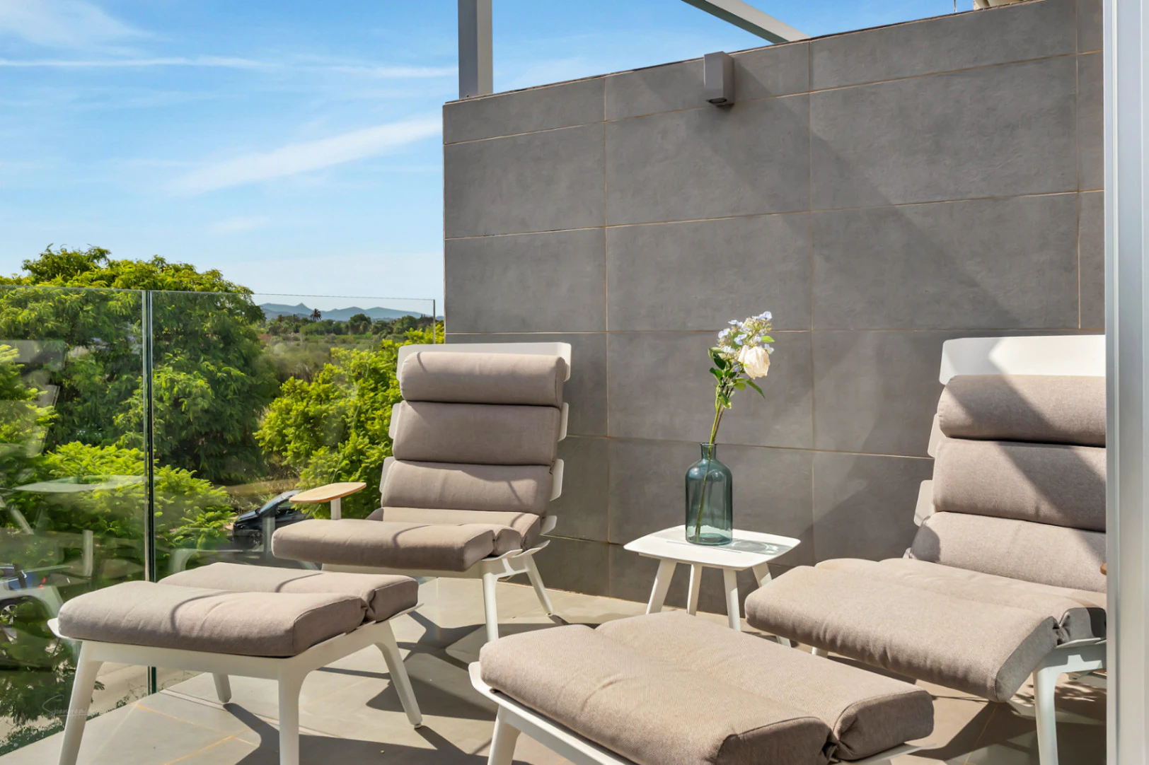 Modern 3-bedroom apartment with a large terrace.