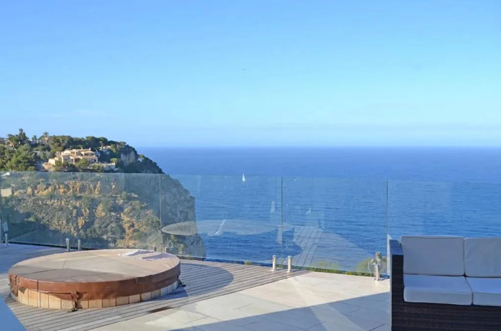 Luxurious modern frontline villa with stunning sea views
