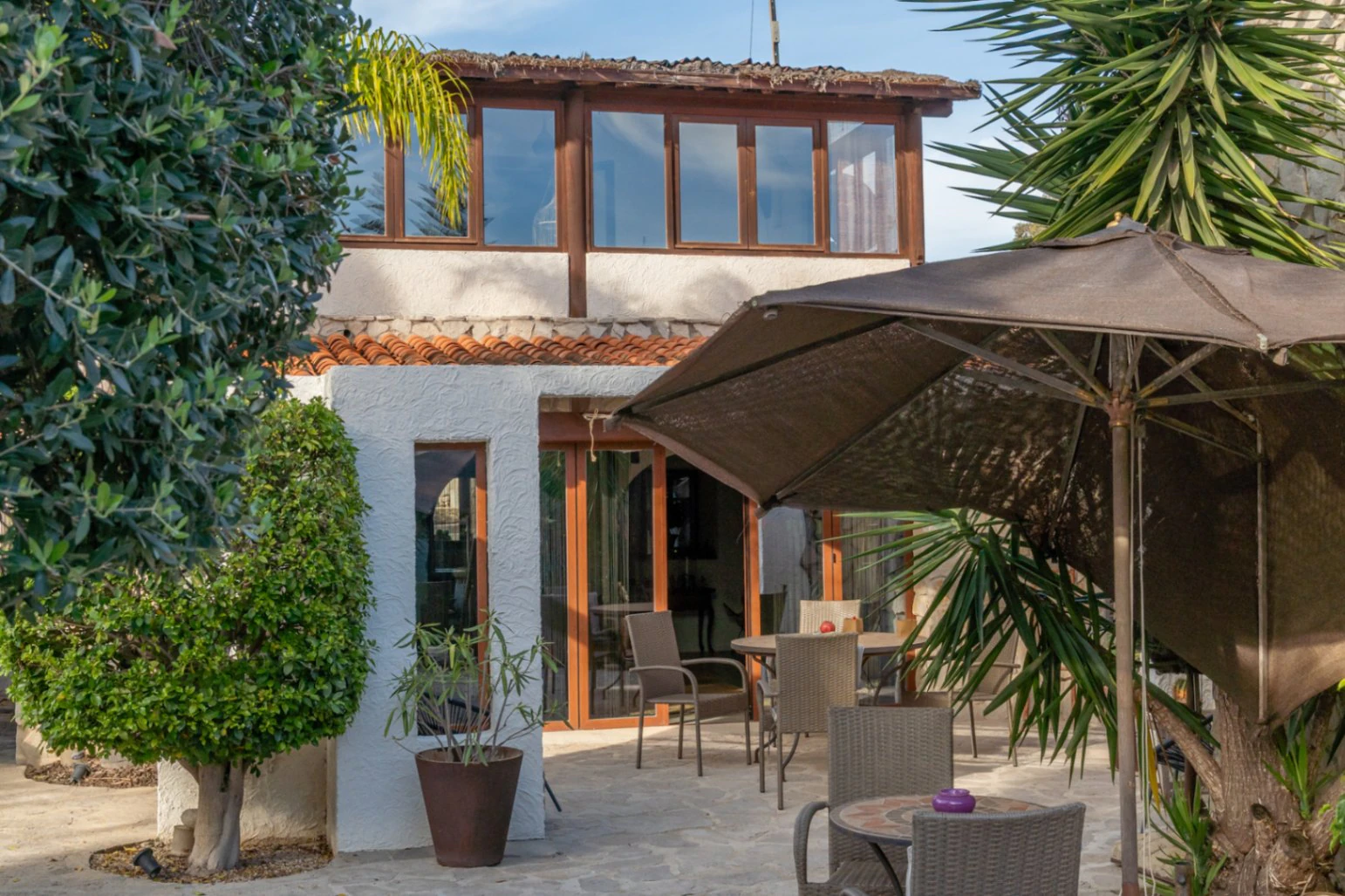 Villa avec appartement d'invités, entièrement rénovée et proche du centre historique de Jávea.