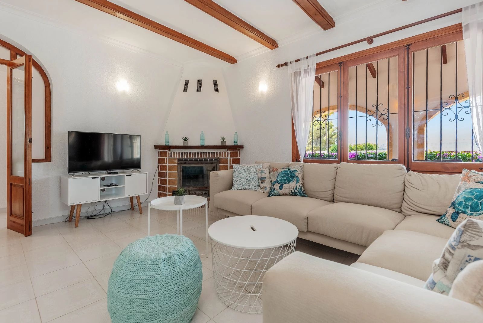 Spacious villa with 7 bedrooms, a step away from the center of Moraira.