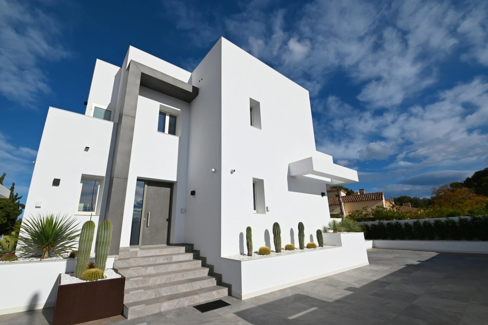 Luxe villa met zeezicht te koop in Moraira