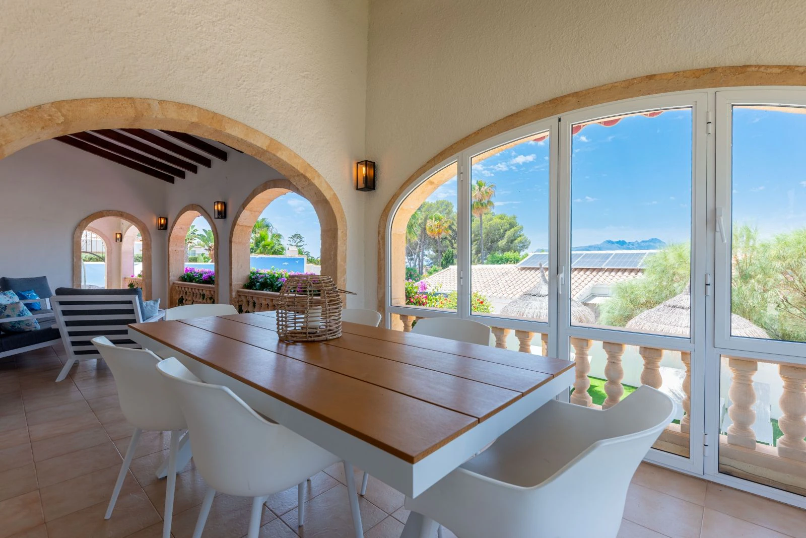Spacious villa with 7 bedrooms, a step away from the center of Moraira.