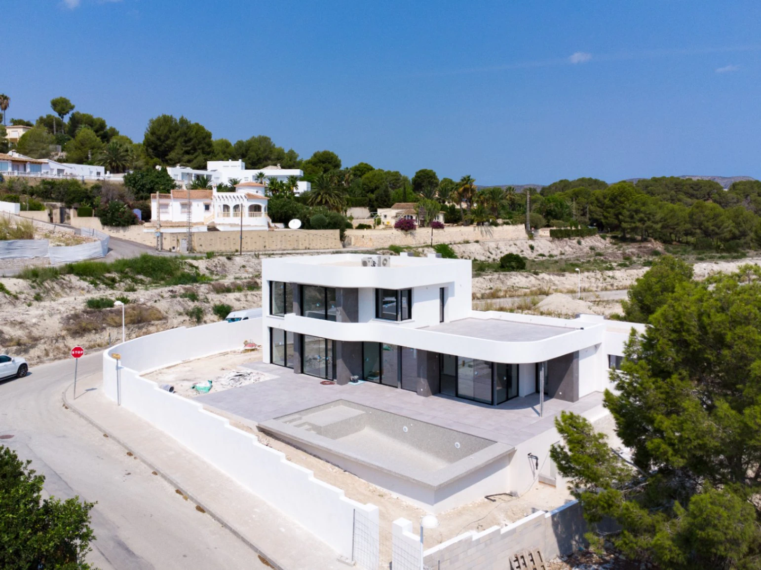 Atemberaubende Villa mit freiem Blick auf die Berge und das Meer.