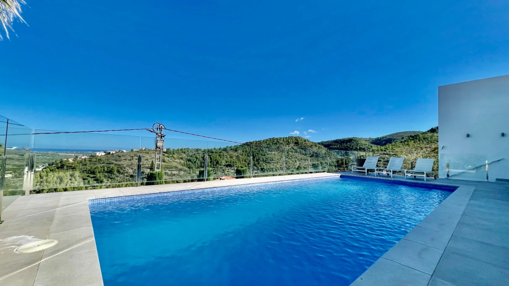 Villa zu verkaufen in Orba: Minimalistischer Luxus mit fantastischer Aussicht