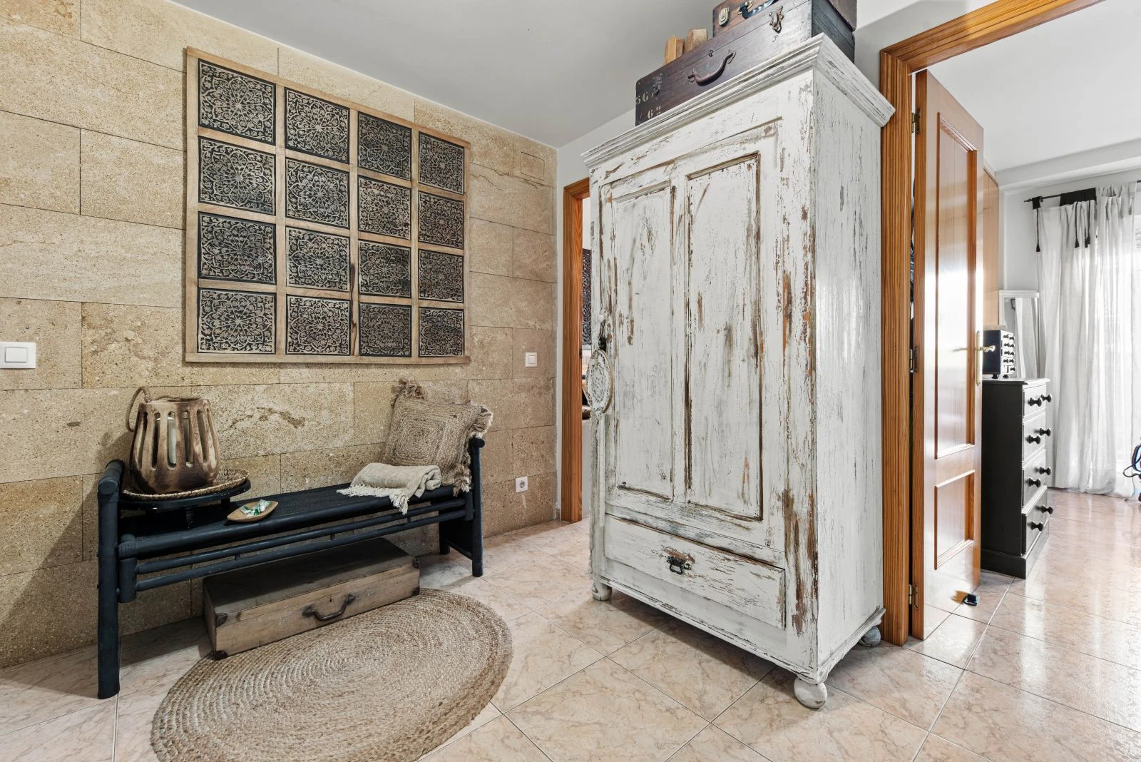 Spacious 3-bedroom apartment near the old town