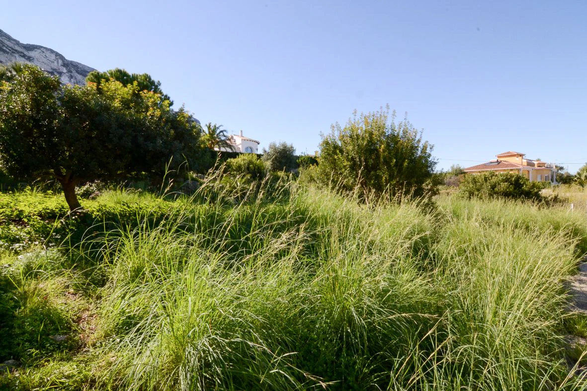 Plot with views just a short distance from the urban area.