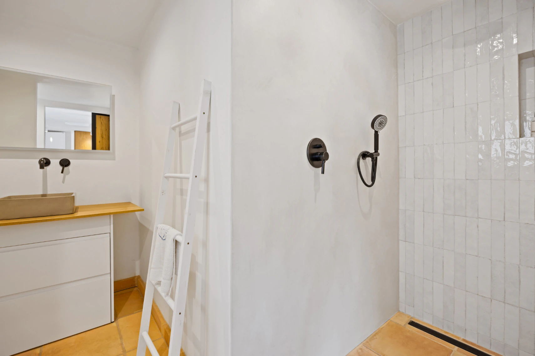 Renovated villa in the Montgo area with a separate guest house.