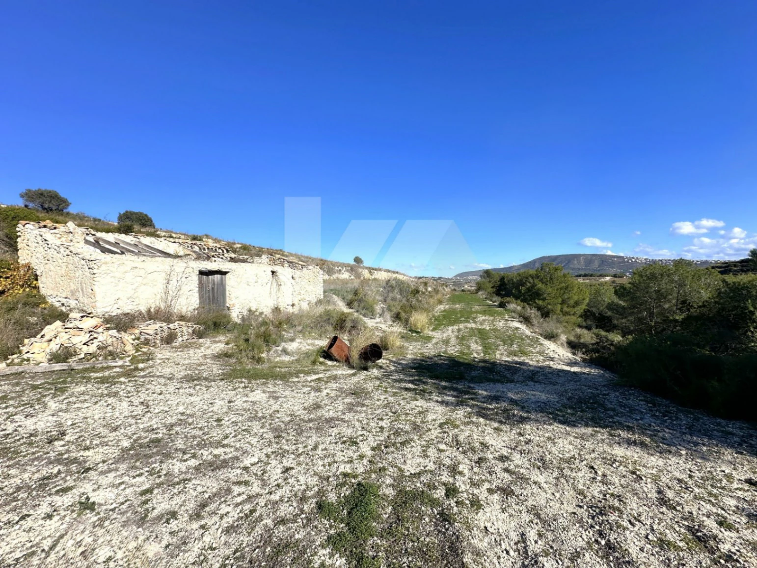 Rustic plot for sale in Teulada-Moraira, peaceful surroundings and close to the coast.