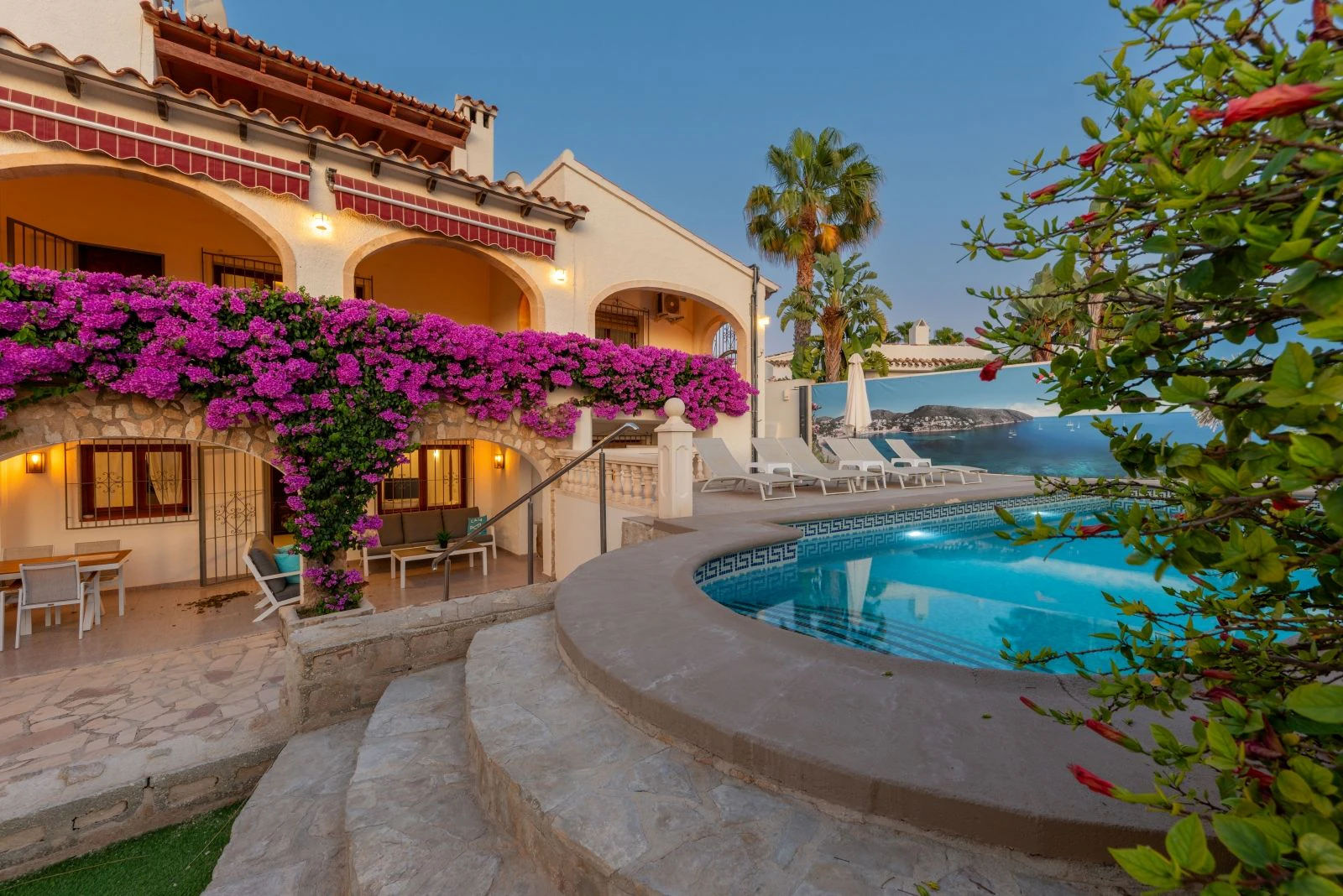 Spacious villa with 7 bedrooms, a step away from the center of Moraira.
