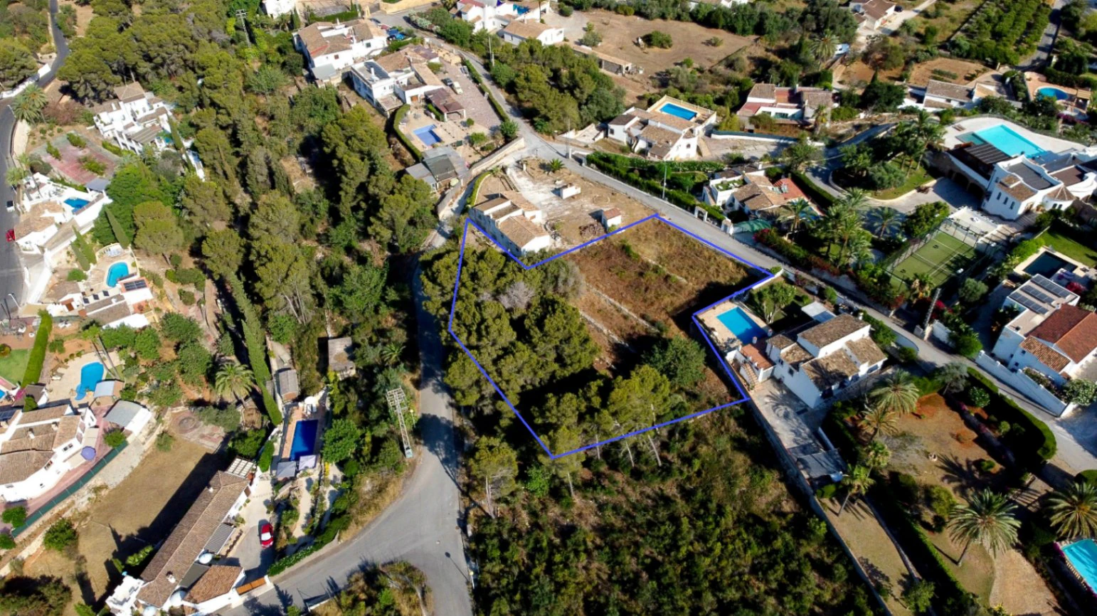 Plot located a short distance from the old town of Javea with a preliminary project.