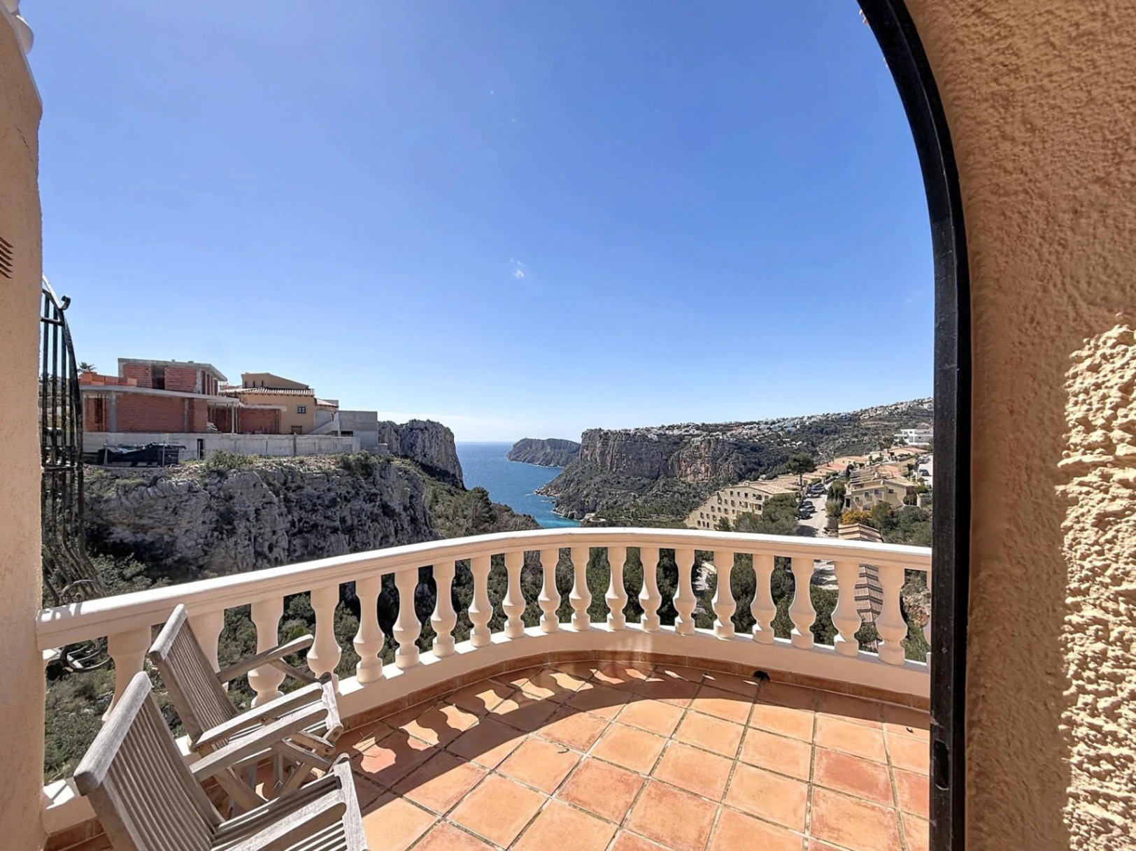 Cumbre del Sol villa with spectacular views of the sea and cliffs.