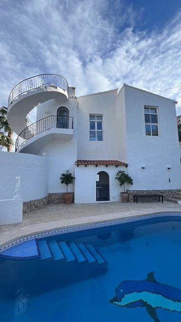 Villa Mediterránea en Maryvilla Calpe con Vistas al Mar, Piscina, Jacuzzi y Apartamento Independiente