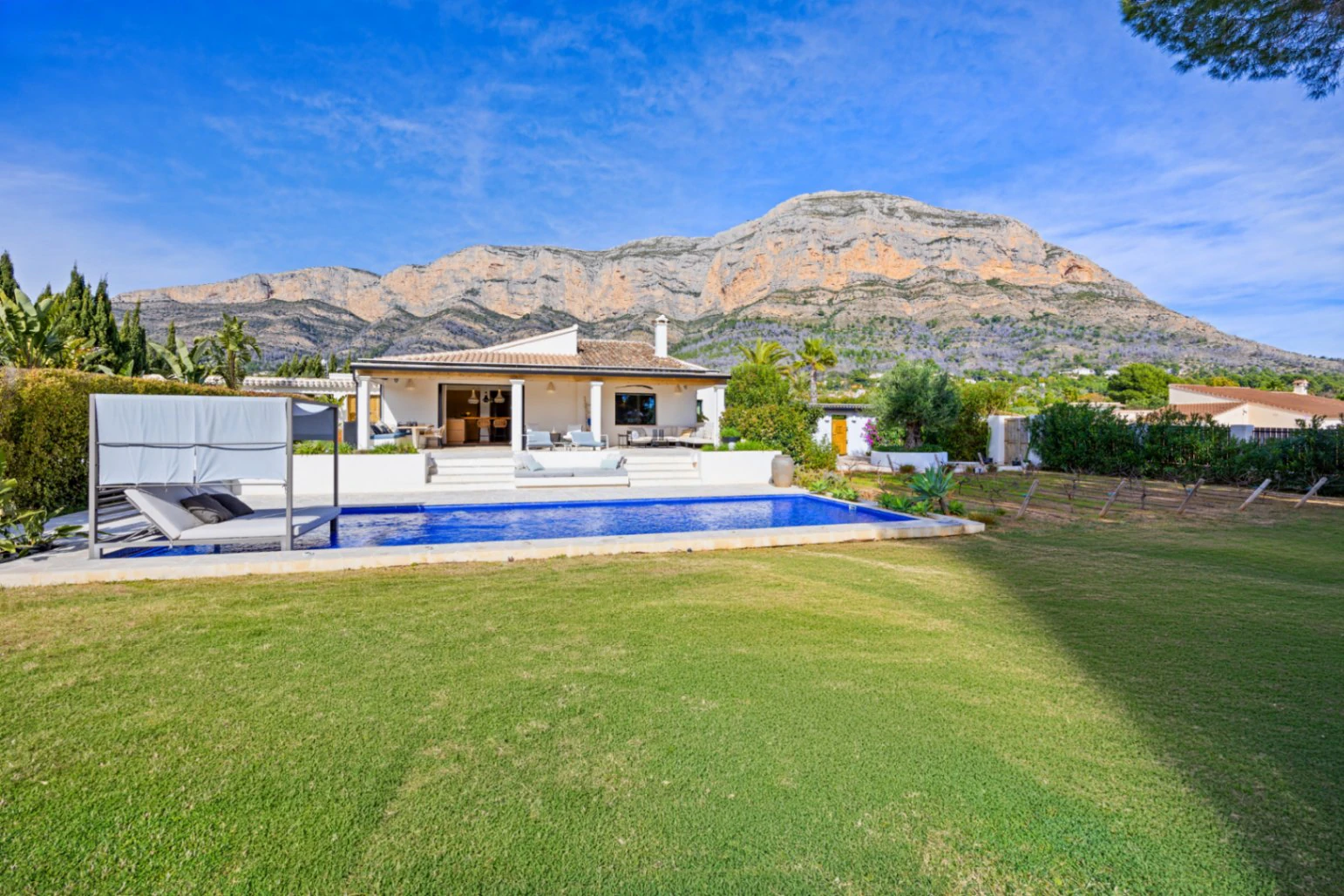 Renovated villa in the Montgo area with a separate guest house.
