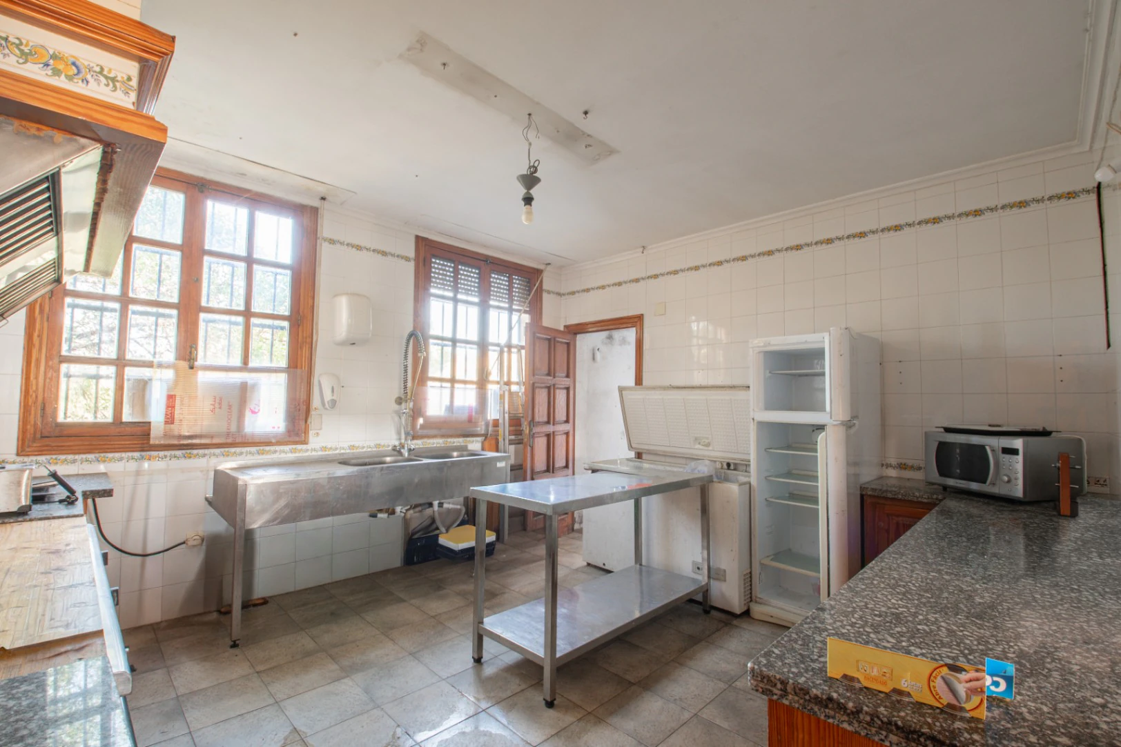 Restaurante y bar comercial en venta en Sanet y Negrals – Propiedad emblemática con aparcamiento