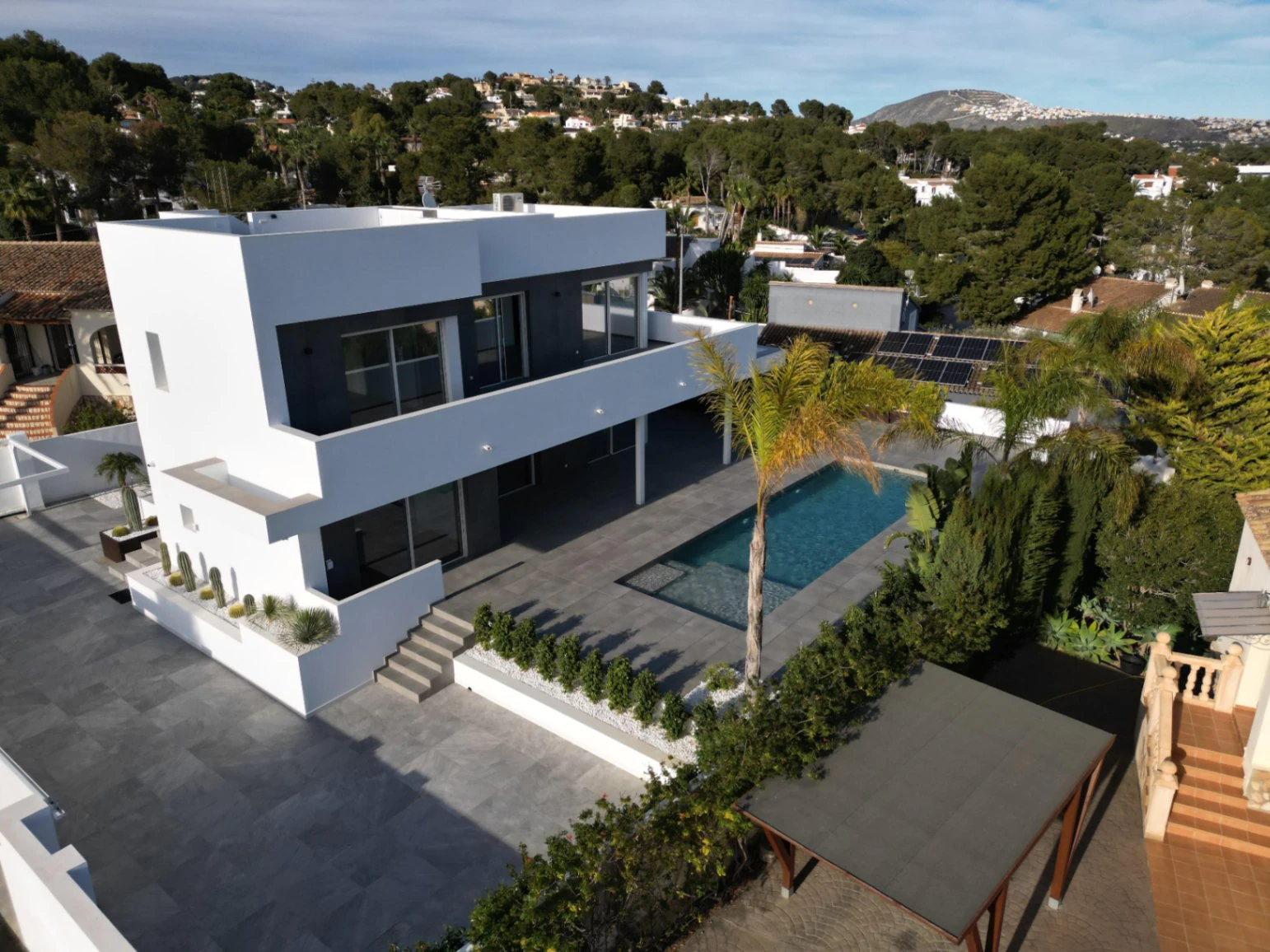 Luxe villa met zeezicht te koop in Moraira
