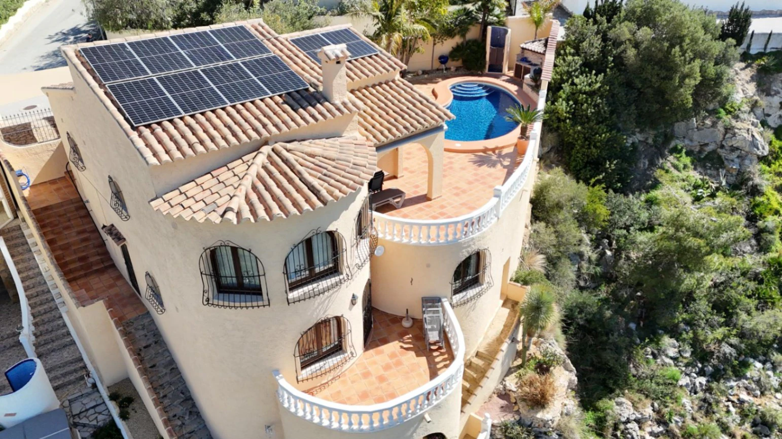 Cumbre del Sol villa with spectacular views of the sea and cliffs.