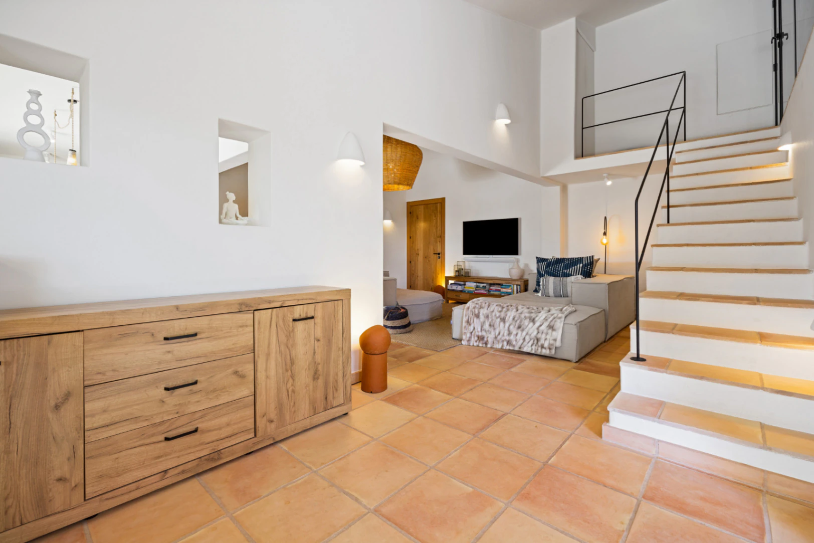Renovated villa in the Montgo area with a separate guest house.