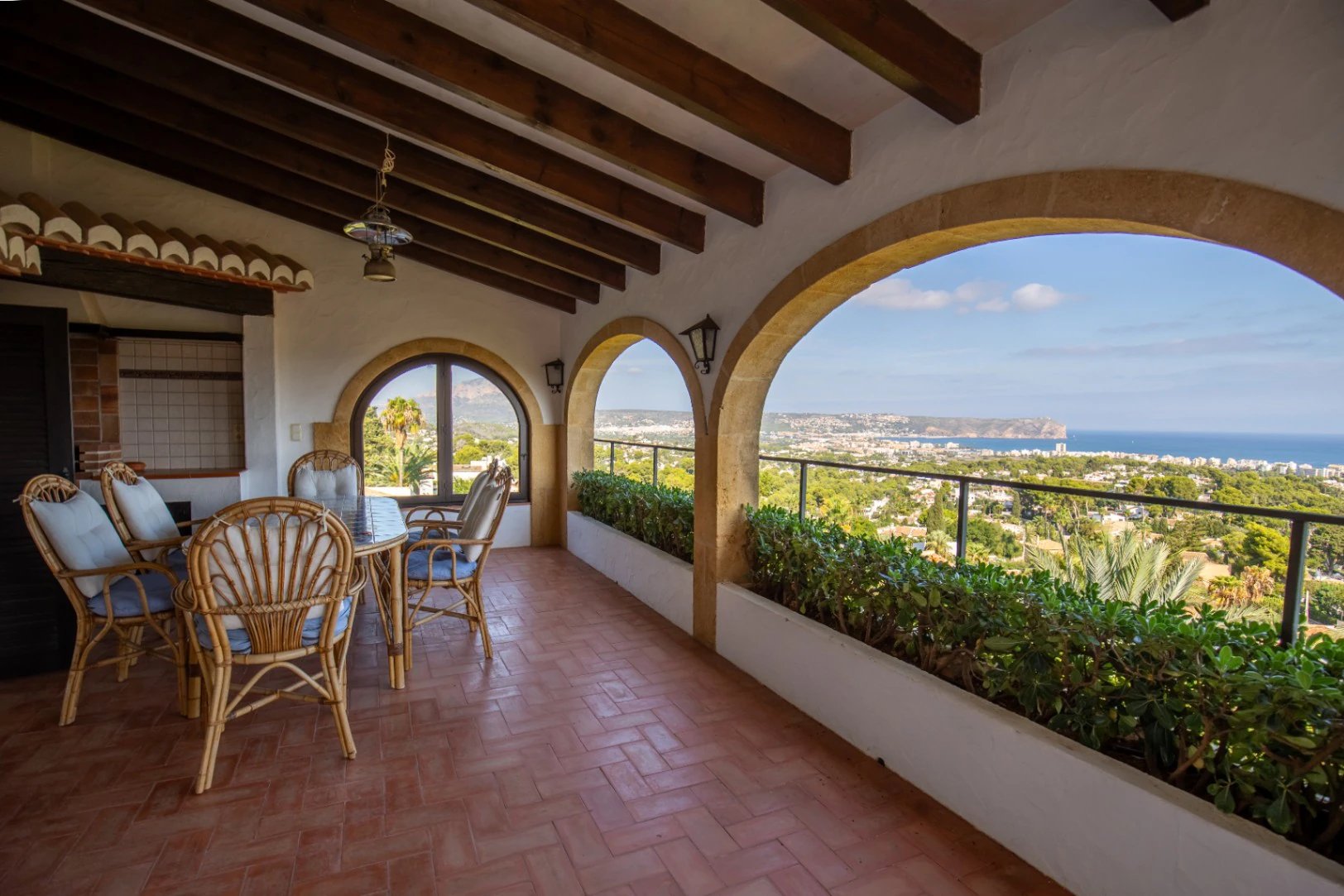 Villa with spectacular sea views in the 'El Tosalet' urbanization in Jávea.
