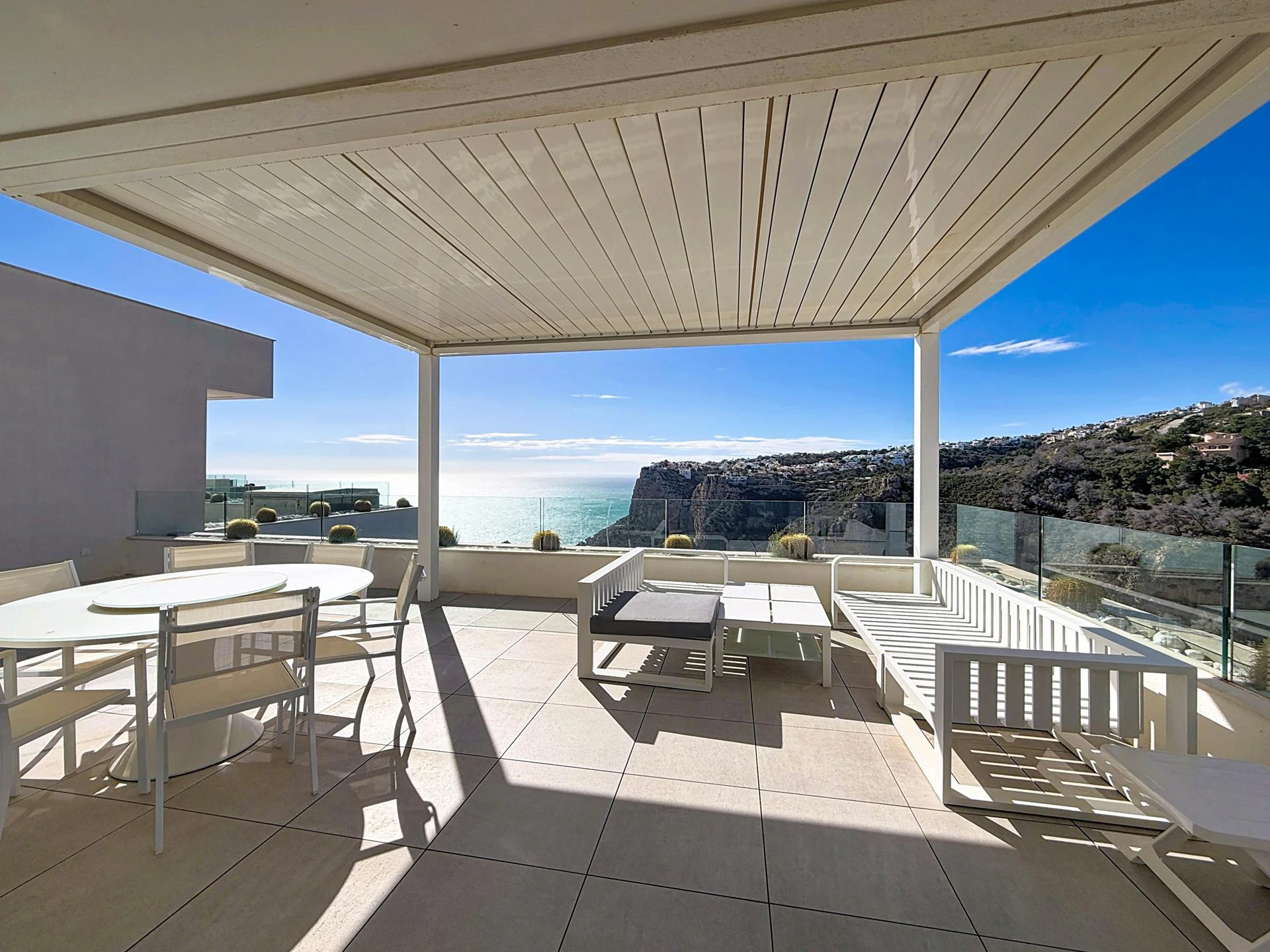 Cumbre del Sol luxe modern penthouse met uitzicht op de kliffen en de zee