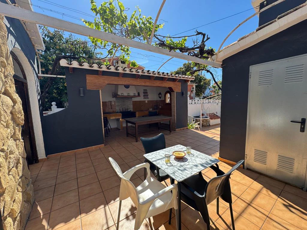 Independent chalet with large plot and private pool in Las Marinas - Dénia