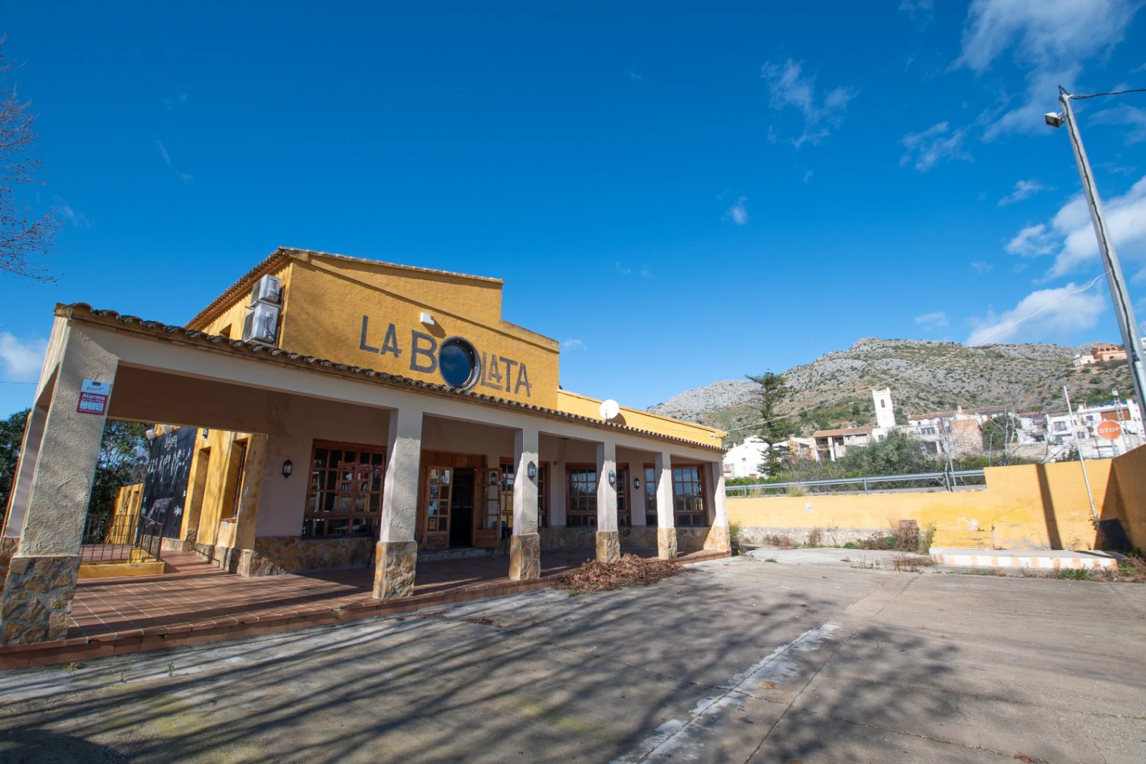 Restaurante y bar comercial en venta en Sanet y Negrals – Propiedad emblemática con aparcamiento