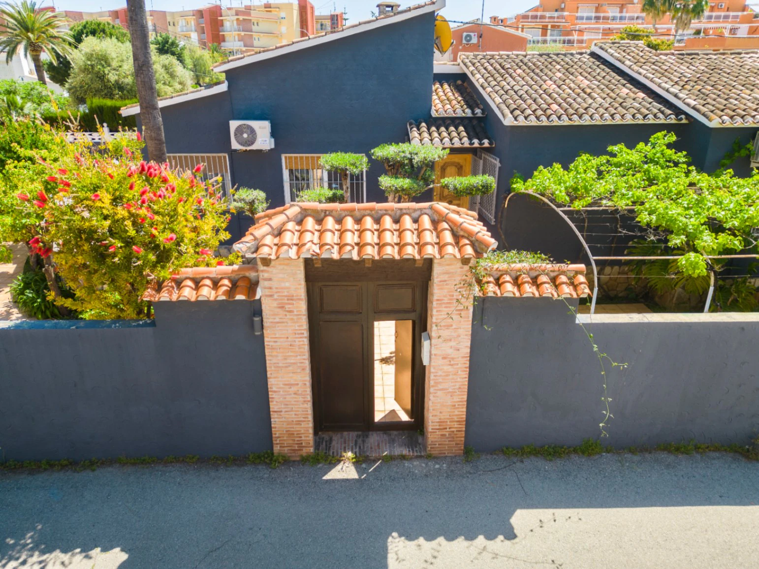 Independent chalet with large plot and private pool in Las Marinas - Dénia